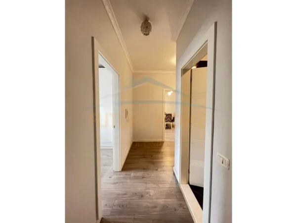 Tirane, jepet me qera apartament 2+1 Kati 8, 104 m² 550 € (Unaza e Re)