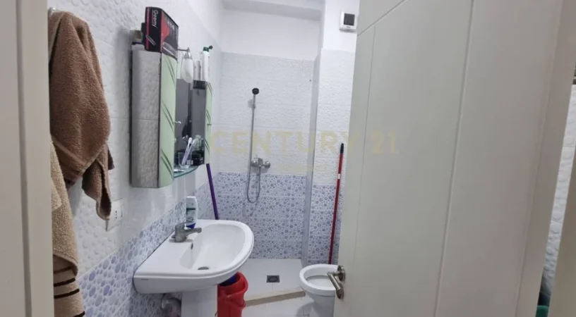 Tirane, jepet me qera apartament 1+1 , 50 m² 450 € (21 Dhjetori)