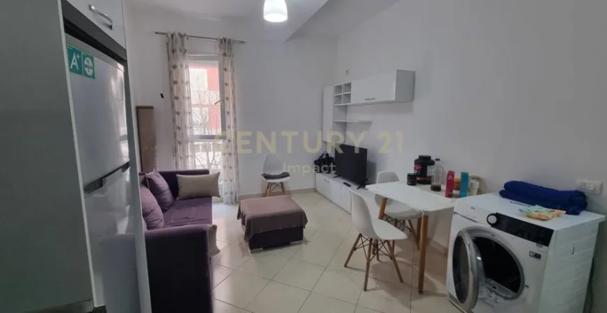 Tirane, jepet me qera apartament 1+1 , 50 m² 450 € (21 Dhjetori)