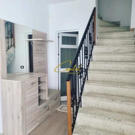 Tirane, jepet me qera apartament duplex 1+1 Kati 1, 80 m² 550 € (ALI DEMI)