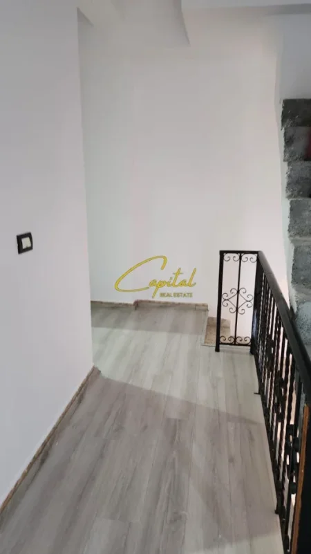 Tirane, jepet me qera apartament duplex 1+1 Kati 1, 80 m² 550 € (ALI DEMI)