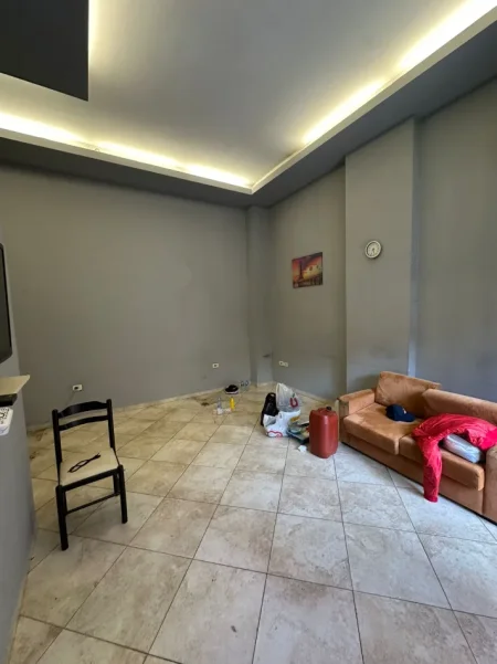 Tirane, jepet me qera zyre Kati 0, 33 m² 300 € (rruga bardhyl)