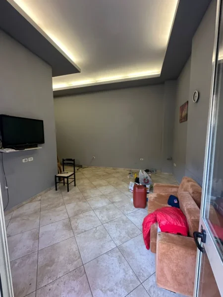 Tirane, jepet me qera zyre Kati 0, 33 m² 300 € (rruga e dibres)