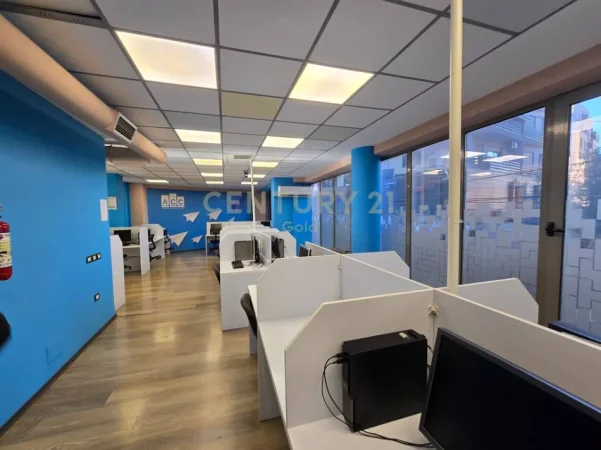 Tirane, jepet me qera ambjent biznesi Kati 1, 305 m² 3.400 € (Rruga e Dibres)