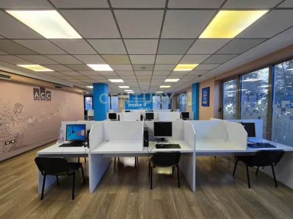 Tirane, jepet me qera ambjent biznesi Kati 1, 305 m² 3.400 € (Rruga e Dibres)