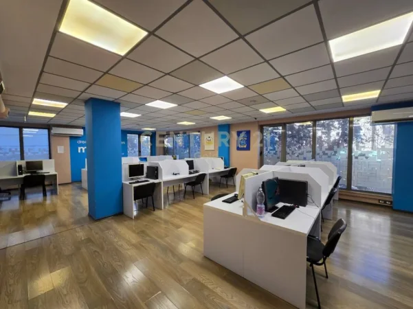 Tirane, jepet me qera ambjent biznesi Kati 1, 305 m² 3.400 € (Rruga e Dibres)
