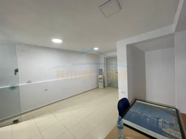 Tirane, jepet me qera ambjent biznesi Kati 0, 50 m² 520 € (rruga fortuzi)