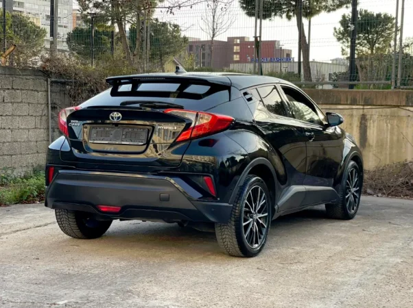 Tirane, shes makine TOYOTA C-HR HYBRID Benzin, e zeze automatik Klima 190.000 km 17.900 €
