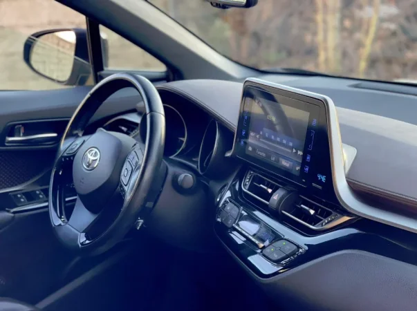 Tirane, shes makine TOYOTA C-HR HYBRID Benzin, e zeze automatik Klima 190.000 km 17.900 €