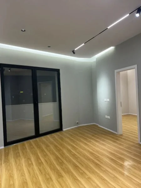 Tirane, jepet me qera zyre Kati 5, 50 m² 520 € (SPRING RESIDENCE)