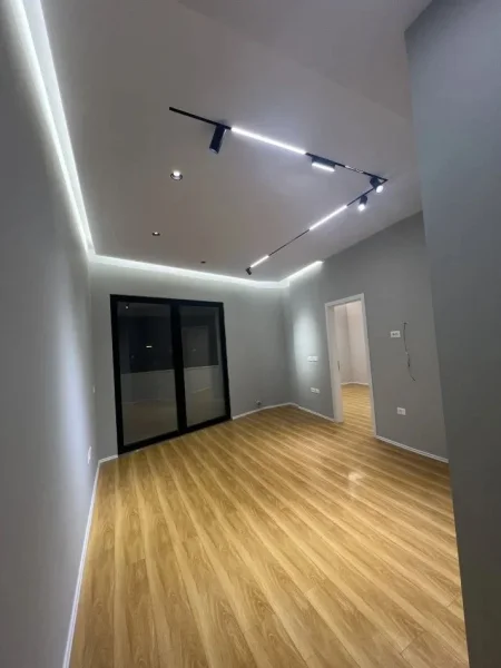 Tirane, jepet me qera zyre Kati 5, 50 m² 520 € (SPRING RESIDENCE)