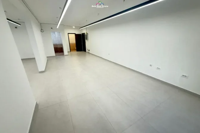 Tirane, jepet me qera dyqan Kati 1, 106 m² 1.040 € (dritan hoxha)