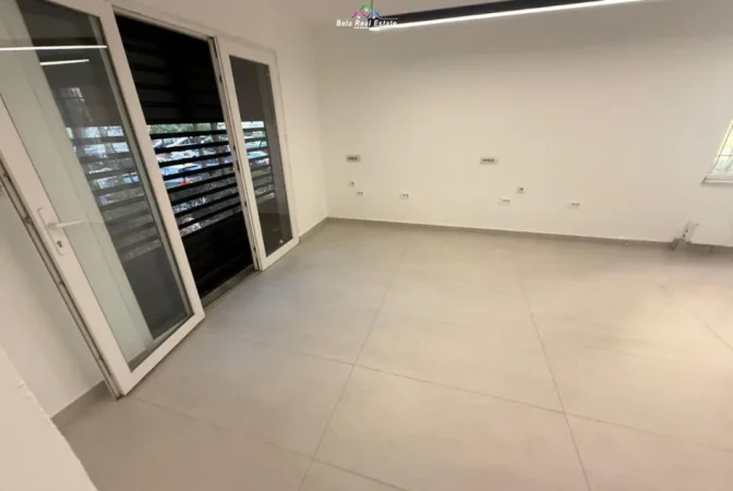 Tirane, jepet me qera dyqan Kati 1, 106 m² 1.040 € (dritan hoxha)