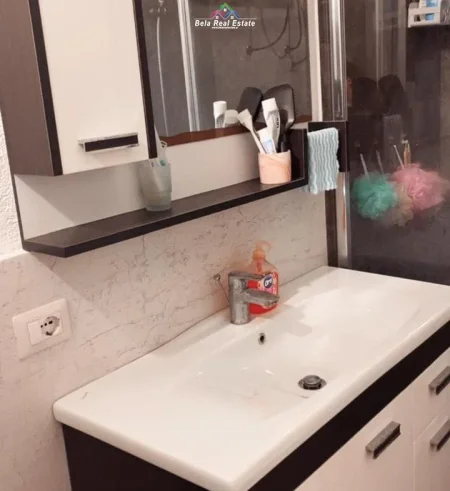 Tirane, jepet me qera apartament 2+1 , 100 m² 520 € (astir)