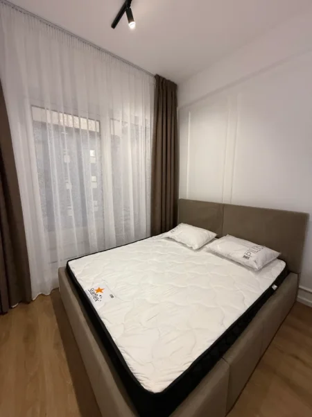 Tirane, jepet me qera apartament 1+1+Ballkon Kati 5, 65 m² 500 € (ali demi)