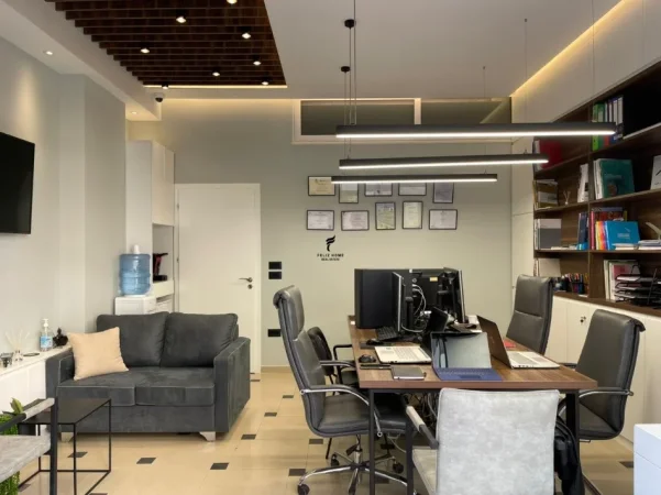 Tirane, jepet me qera zyre Kati 0, 42 m² 700 € (KODRA E DIELLIT)