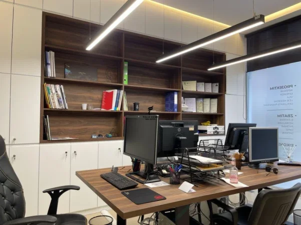 Tirane, jepet me qera zyre Kati 0, 42 m² 700 € (KODRA E DIELLIT)