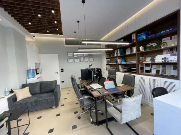 Tirane, jepet me qera zyre Kati 0, 42 m² 700 € (KODRA E DIELLIT)