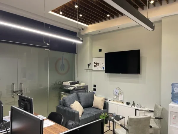 Tirane, jepet me qera zyre Kati 0, 42 m² 700 € (KODRA E DIELLIT)