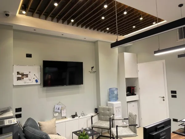 Tirane, jepet me qera zyre Kati 0, 42 m² 700 € (KODRA E DIELLIT)