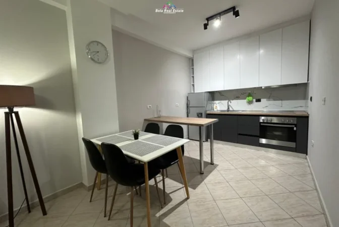 Tirane, jepet me qera apartament 1+1+Ballkon Kati 5, 65 m² 605 € (rruga e kavajes)