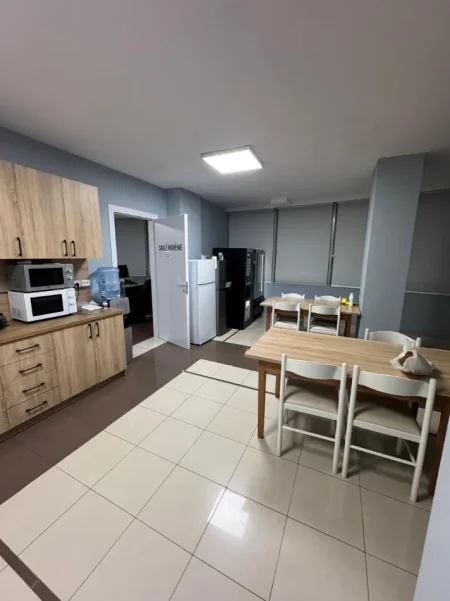Tirane, jepet me qera zyre Kati 8, 840 m² 6.800 € (STACIONI TRENIT)