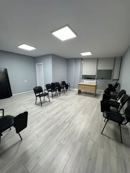 Tirane, jepet me qera zyre Kati 8, 840 m² 6.800 € (STACIONI TRENIT)