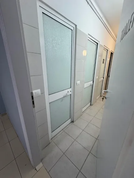 Tirane, jepet me qera zyre Kati 8, 840 m² 6.800 € (STACIONI TRENIT)