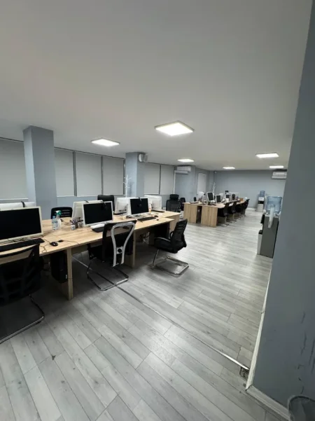 Tirane, jepet me qera zyre Kati 8, 840 m² 6.800 € (STACIONI TRENIT)