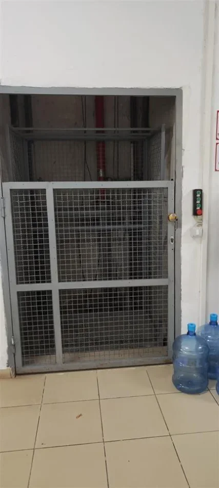 Tirane, jepet me qera magazine Kati 1, 900 m² 3.420 € (kombinat)