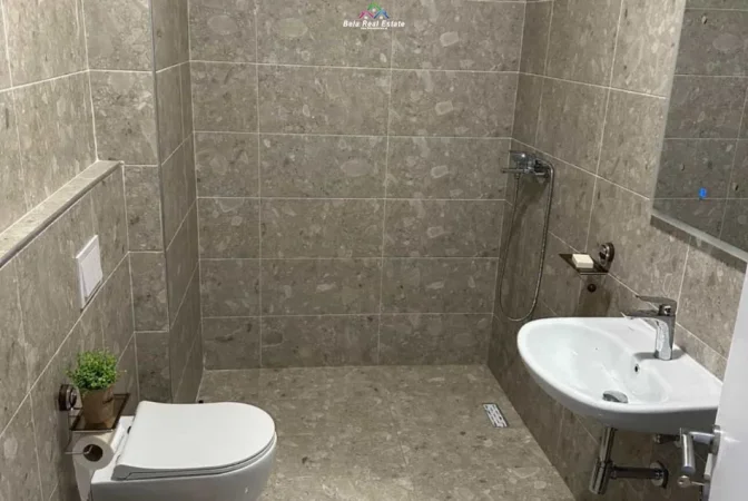 Tirane, jepet me qera zyre Kati 1, 65 m² 470 € (univers city)