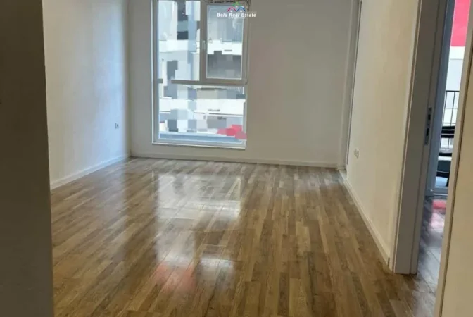 Tirane, jepet me qera zyre Kati 1, 65 m² 470 € (univers city)