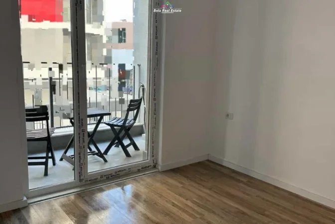 Tirane, jepet me qera zyre Kati 1, 65 m² 470 € (univers city)