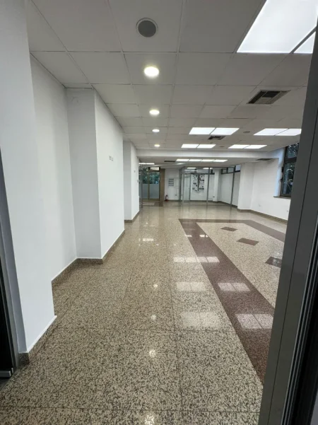 Tirane, jepet me qera zyre Kati 1, 220 m² 3.300 € (RRUGA ABDYL FRASHERI)