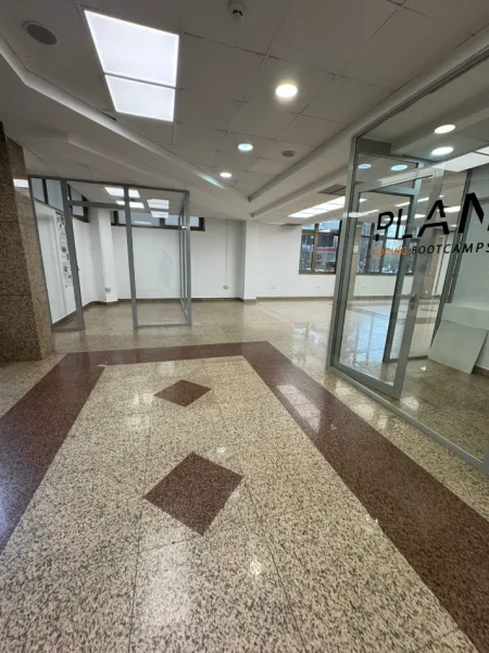 Tirane, jepet me qera zyre Kati 1, 220 m² 3.300 € (RRUGA ABDYL FRASHERI)