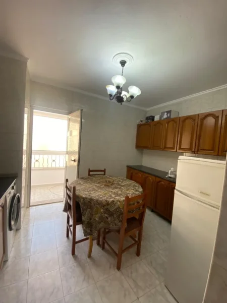 Tirane, jepet me qera apartament 2+1 Kati 6, 100 m² 600 € (Laprake)