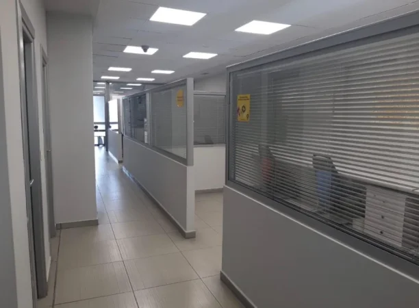 Tirane, jepet me qera dyqan Kati 3, 920 m² 18.000 € (RRUGA E KAVAJES)