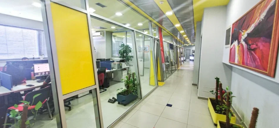 Tirane, jepet me qera dyqan Kati 3, 920 m² 18.000 € (RRUGA E KAVAJES)