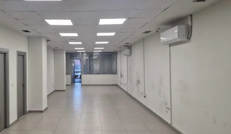 Tirane, jepet me qera dyqan Kati 3, 920 m² 18.000 € (RRUGA E KAVAJES)