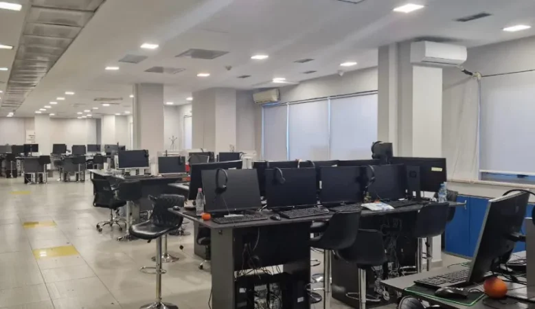 Tirane, jepet me qera dyqan Kati 3, 920 m² 18.000 € (RRUGA E KAVAJES)