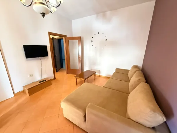 Tirane, jepet me qera apartament 1+1 Kati 1, 70 m² 575€ (Rruga e elbasanit)