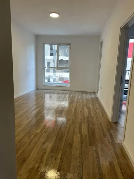Tirane, jepet me qera zyre Kati 1, 65 m² 470 € (Rruga Gryka e Kacanikut)