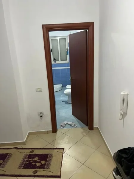 Tirane, jepet me qera apartament 1+1 Kati 1, 70 m² 400 € (Fresku)