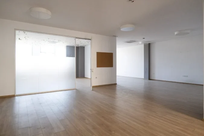 Tirane, jepet me qera zyre Kati 1, 380 m² 4.500 € (RRUGA ALI DEMI)