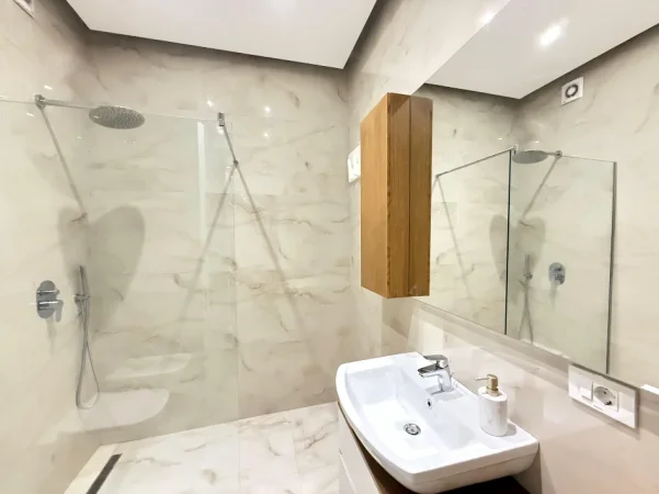 Tirane, jepet me qera apartament 1+1 , 90 m² 800 € (Kompleksi Delijorgji)