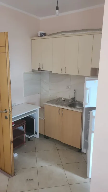 Tirane, jap me qera garsonier Kati 4, 25 m² 250 € (Rruga Kristaq Capo)