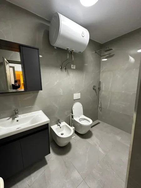 Tirane, jepet me qera apartament 2+1+Ballkon Kati 1, 75 m² 600 € (BULEVARDI ZOGU I PARE)