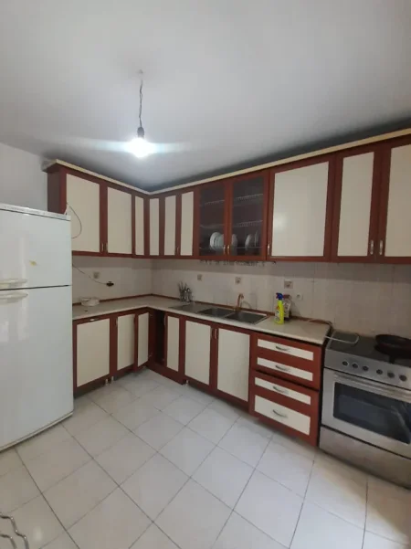 Tirane, jepet me qera apartament 2+1+2 Tualete, Kati 1 banim, 90 m² 500 € (Prane Shkolles Aleks Buda, Laprake, Tirane.)