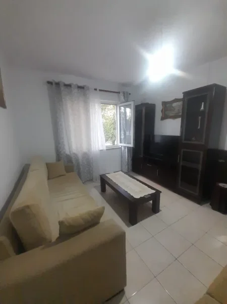 Tirane, jepet me qera apartament 2+1+2 Tualete, Kati 1 banim, 90 m² 500 € (Prane Shkolles Aleks Buda, Laprake, Tirane.)