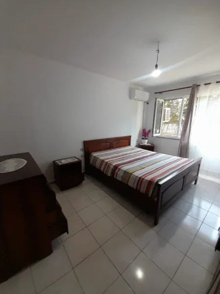 Tirane, jepet me qera apartament 2+1+2 Tualete, Kati 1 banim, 90 m² 500 € (Prane Shkolles Aleks Buda, Laprake, Tirane.)